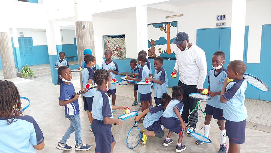 apprentissage du tennis dans une école du Sénégal